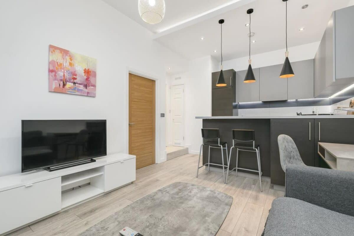 Modern 1 Bedroom Apartment In Central Woking Extérieur photo