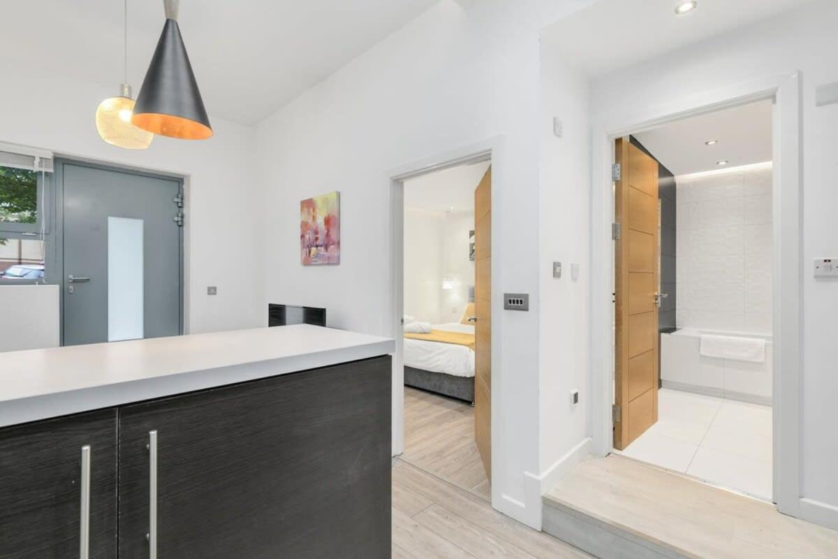Modern 1 Bedroom Apartment In Central Woking Extérieur photo