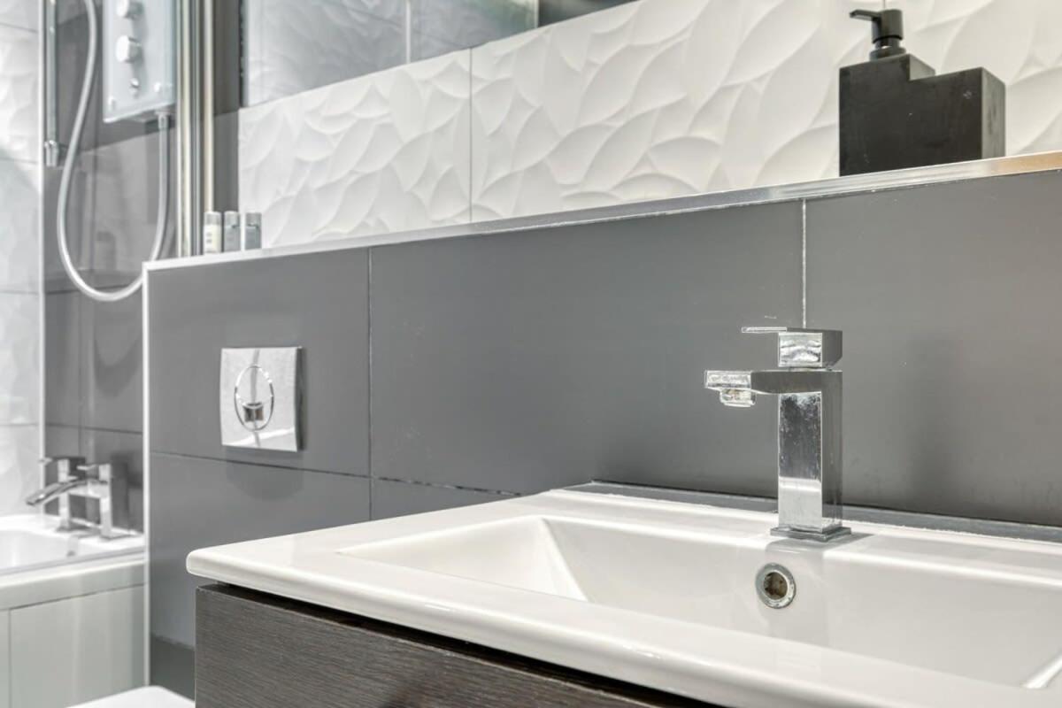 Modern 1 Bedroom Apartment In Central Woking Extérieur photo