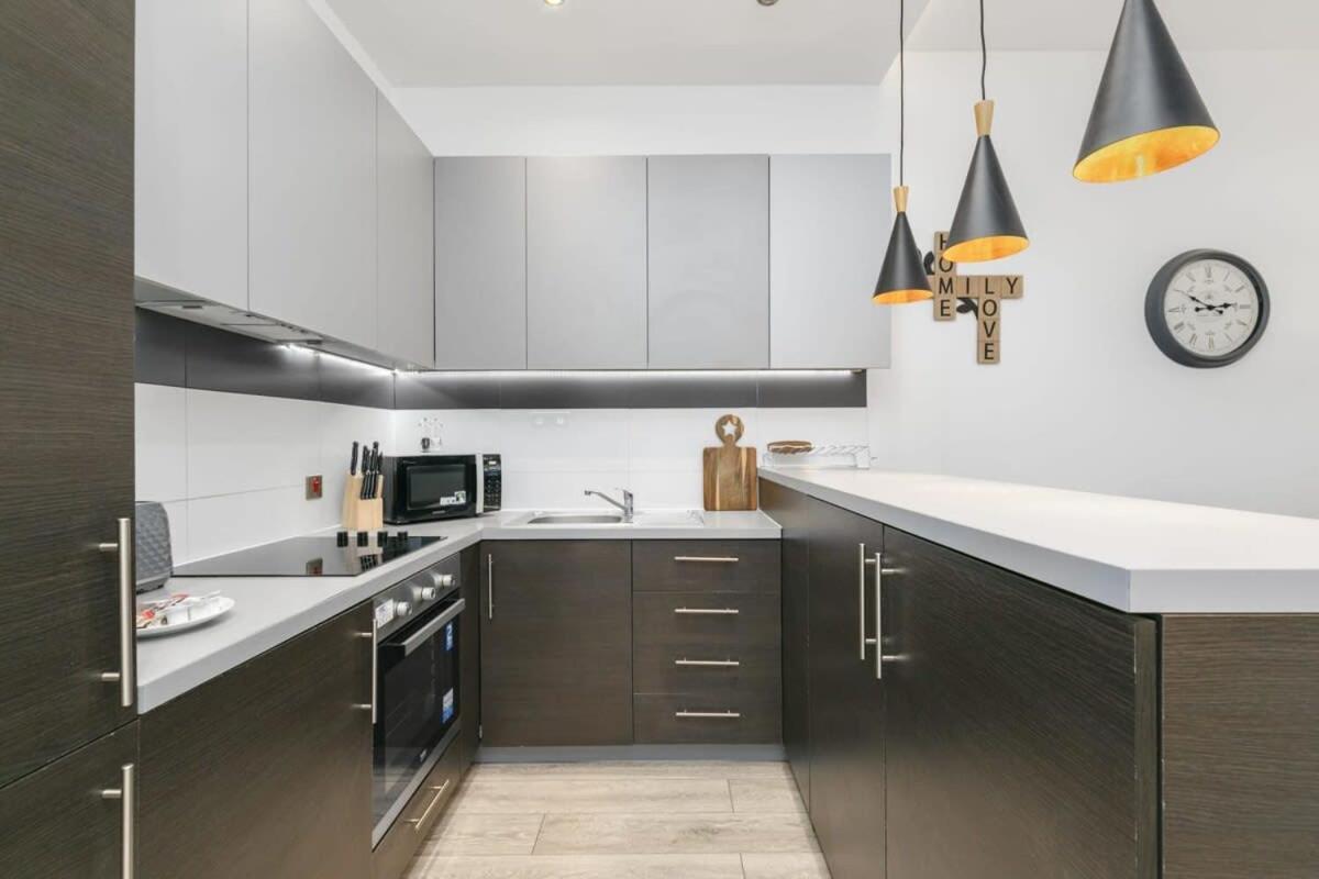 Modern 1 Bedroom Apartment In Central Woking Extérieur photo