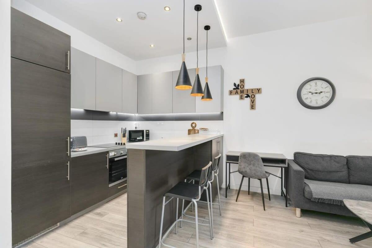 Modern 1 Bedroom Apartment In Central Woking Extérieur photo