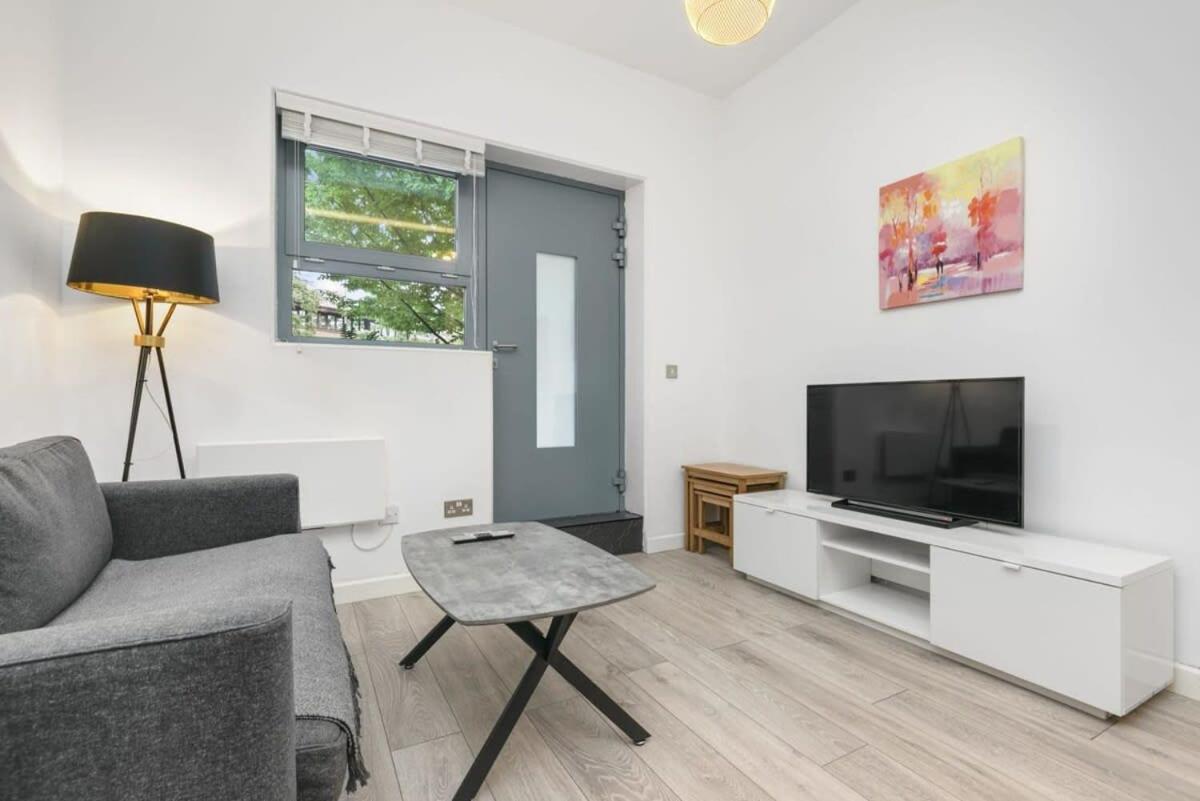 Modern 1 Bedroom Apartment In Central Woking Extérieur photo