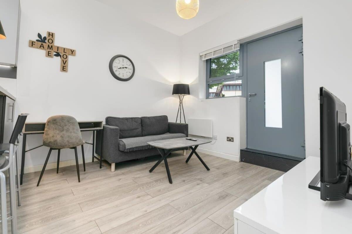 Modern 1 Bedroom Apartment In Central Woking Extérieur photo