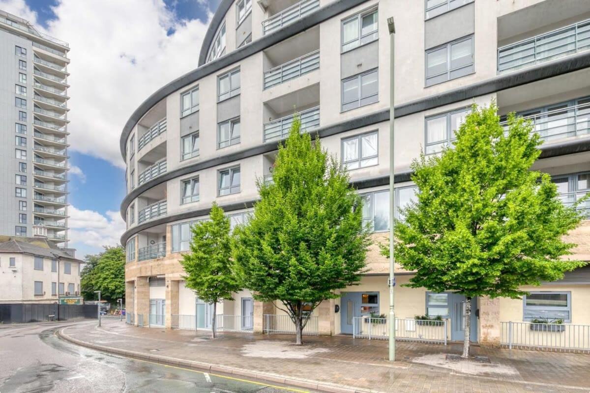 Modern 1 Bedroom Apartment In Central Woking Extérieur photo